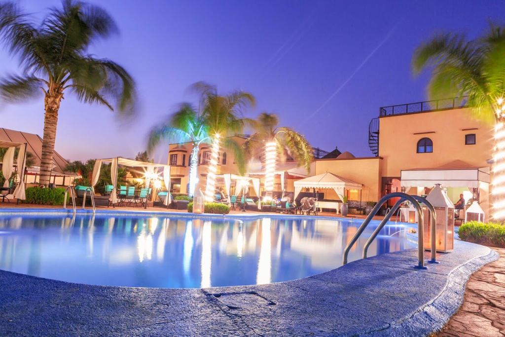 Piscine de nuit les deux palmiers chambres