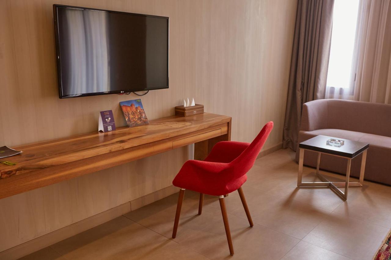 SUITE JUNIOR BUREAU